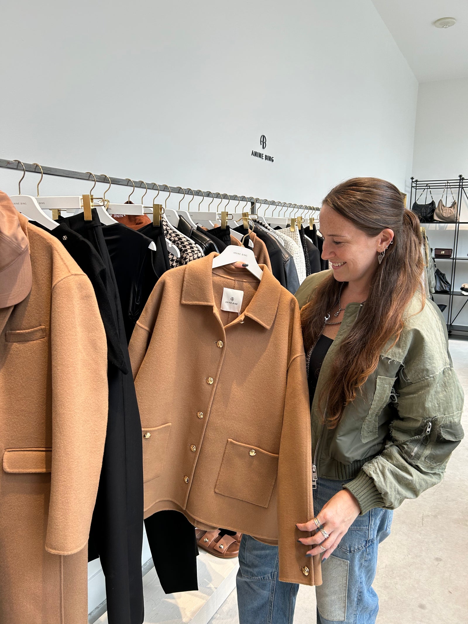 Cassandra Elizabeth is a personal shopper and personal clothes stylist in Toronto, Ontario. 