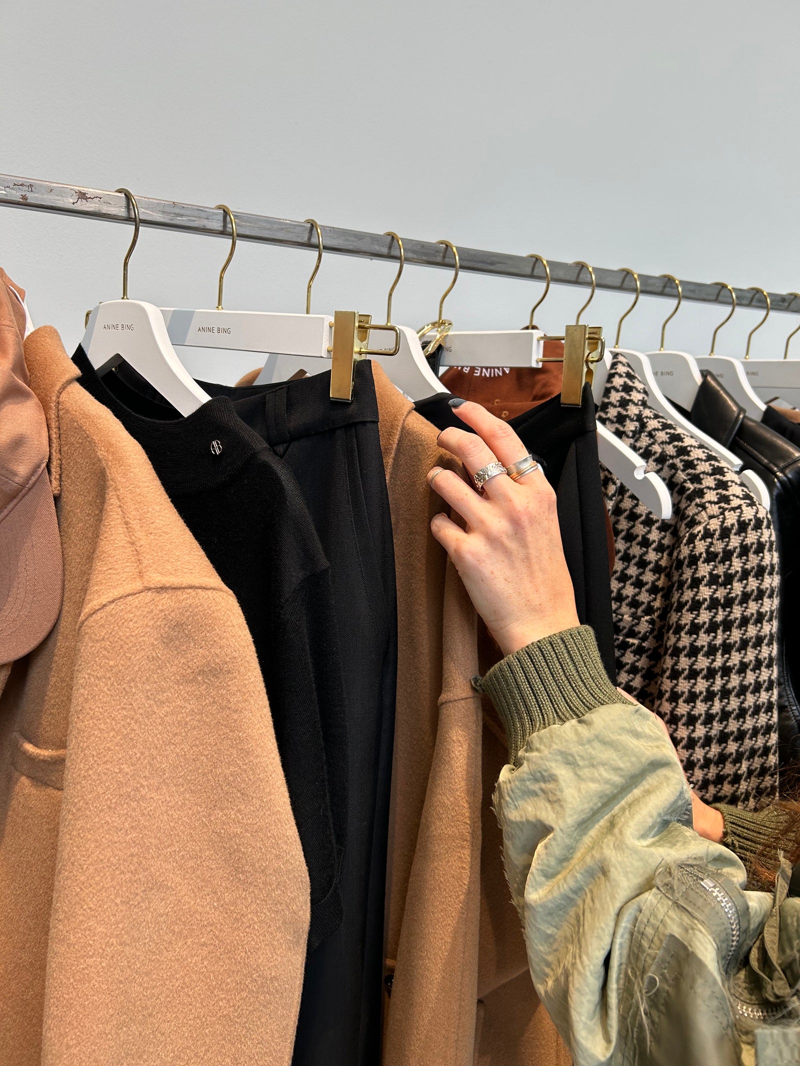 Cassandra Elizabeth is a personal shopper and personal clothes stylist in Toronto, Ontario. 